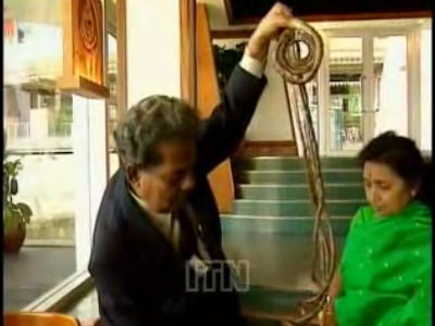 A man with the longest nail in the world that has continued to grow for 50  years - GIGAZINE