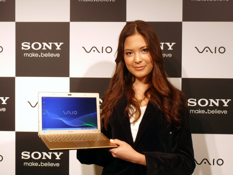 Closeup Review on Sony's New Ultra-Slim Laptop VAIO X - GIGAZINE