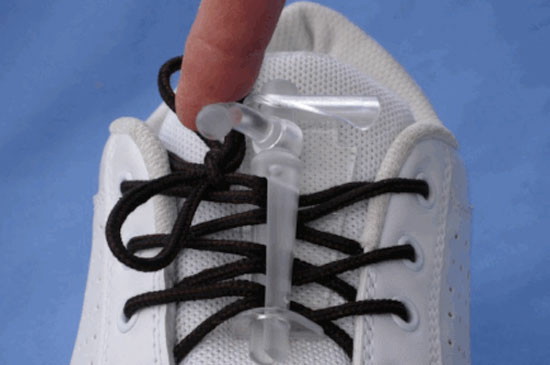 A little ingenuity to save time and effort to connect shoes with sneakers  Lace Anchors 2.0 - GIGAZINE