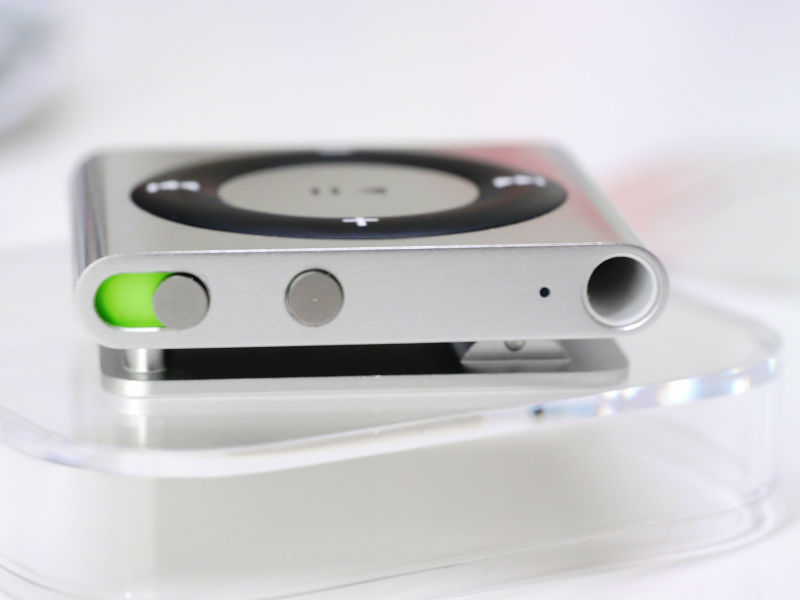 I switched from 1st generation iPod shuffle to 4th generation iPod shuffle  - GIGAZINE