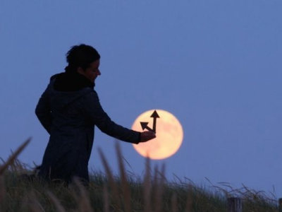 月と戯れる人たちの幻想的なシルエット写真 Gigazine