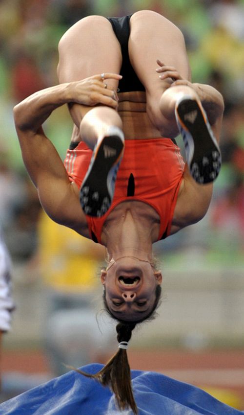 女子棒高跳びのユニフォームの食い込みばかりに注目した写真集 GIGAZINE