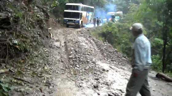 bus falling off a cliff video bolivia｜Búsqueda de TikTok