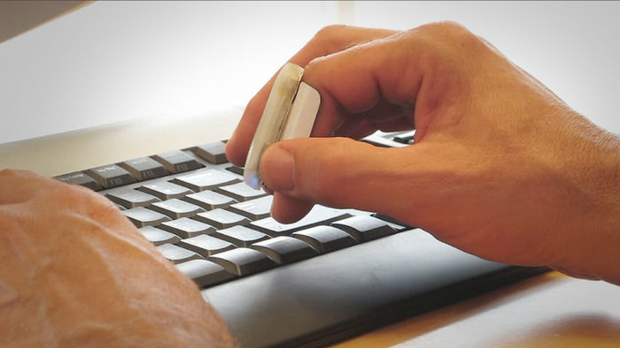 clip mouse can be worn around your fingers, like a ring