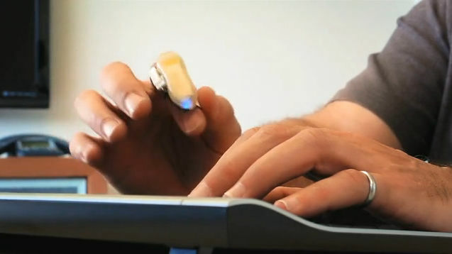 clip mouse can be worn around your fingers, like a ring