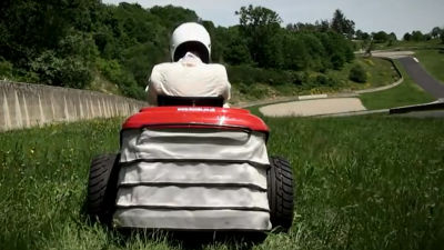 時速0kmで走行可能なスーパー芝刈り機がサーキットや芝生の上を爆走 Gigazine