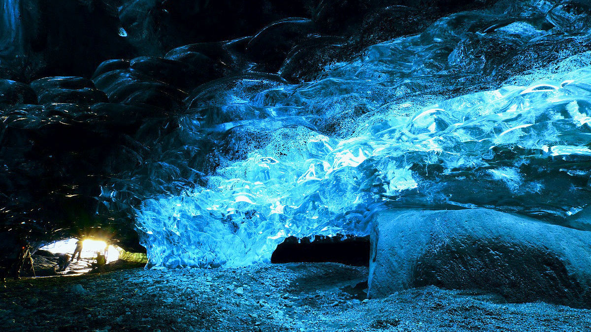 アイスランドにある氷の洞窟 スーパーブルーはまるでledのような青い輝き Gigazine