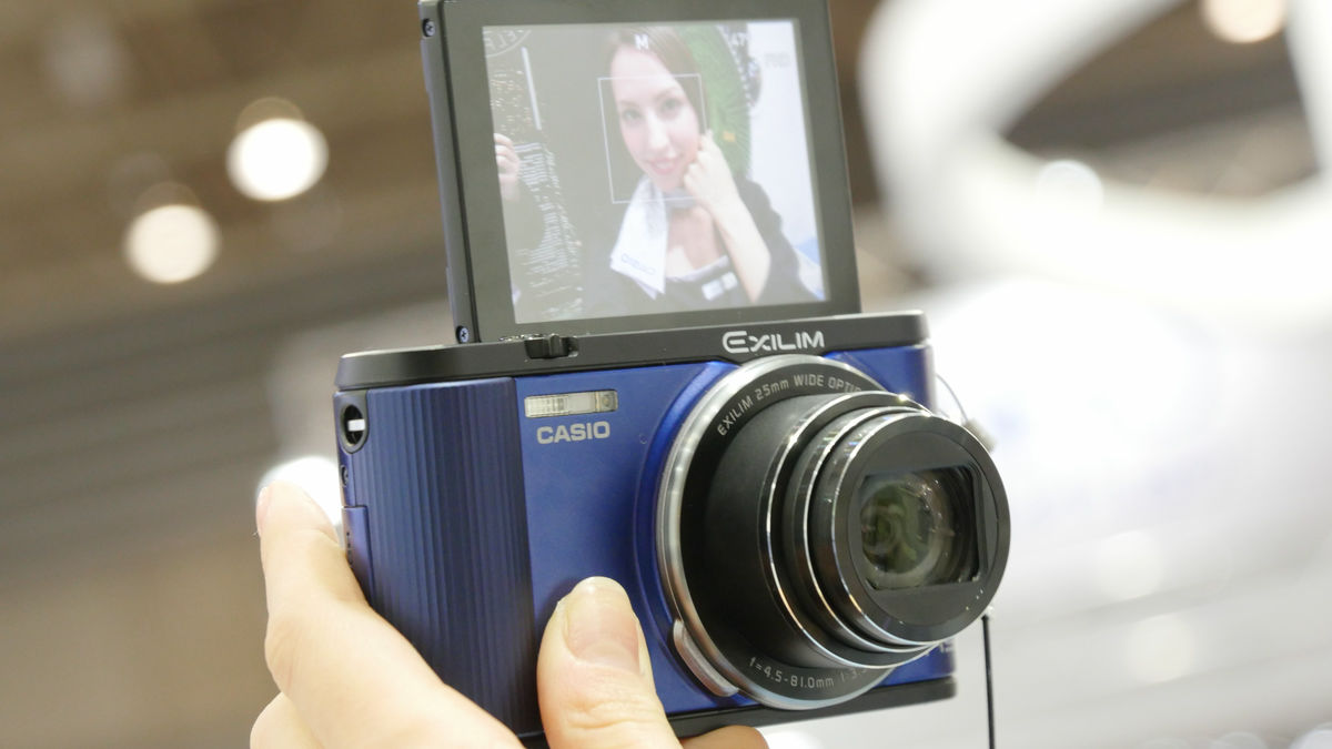 Cameraman can easily take pictures with everyone Casio's EX - ZR 1600  compose digital camera can easily transfer photos to the smartphone -  GIGAZINE