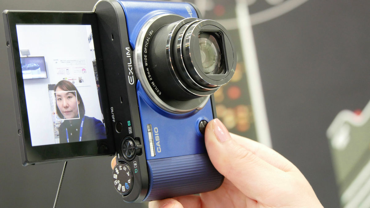 Cameraman can easily take pictures with everyone Casio's EX - ZR 1600  compose digital camera can easily transfer photos to the smartphone -  GIGAZINE