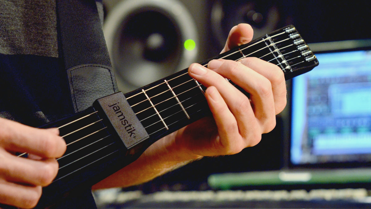 Iphone Macにワイヤレスで接続でき 本格的な音楽制作にも使えるギター型midiコントローラー Jamstik Gigazine