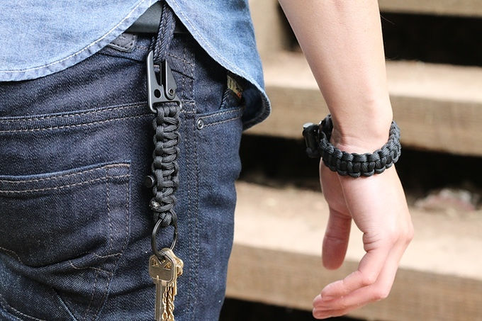 Paracord Bracelet tool for survival that can make fire even