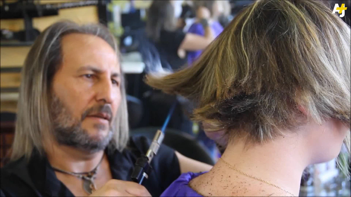 There is a terrible beauty salon that makes a haircut using swords and  flames - GIGAZINE