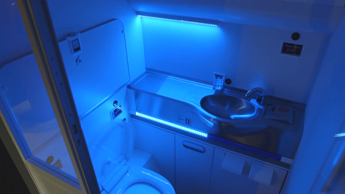 紫外線で室内を殺菌しつくす飛行機のトイレをボーイングが開発、実際に動く様子はこんな感じ GIGAZINE