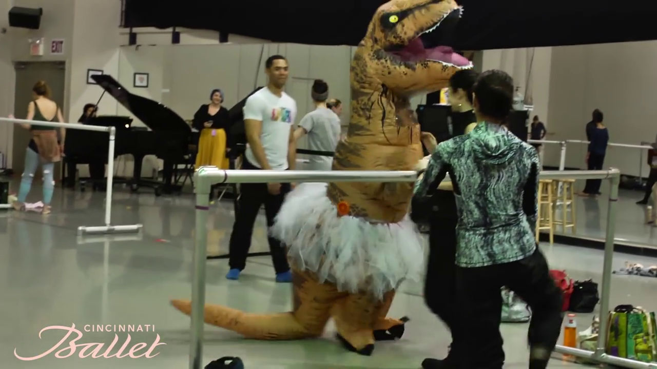 Tyrannosaurus suddenly penetrated into lesson ballet, and what the surrounding - GIGAZINE