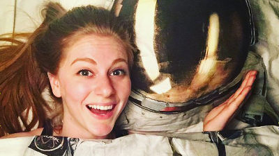 bredde sød Dejlig Robot Queen keeps making robots that automatically wash out the alarm clock  and hair that truly wakes me up by hands Simone Giertz - GIGAZINE