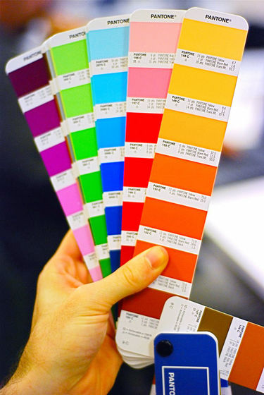 How does Pantone (Pantone) in the color swatch book change 
