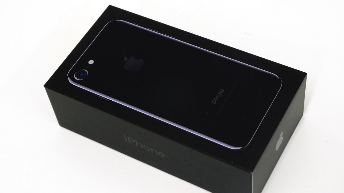 How long is the iPhone 7 jet black easy to get fingerprints? I