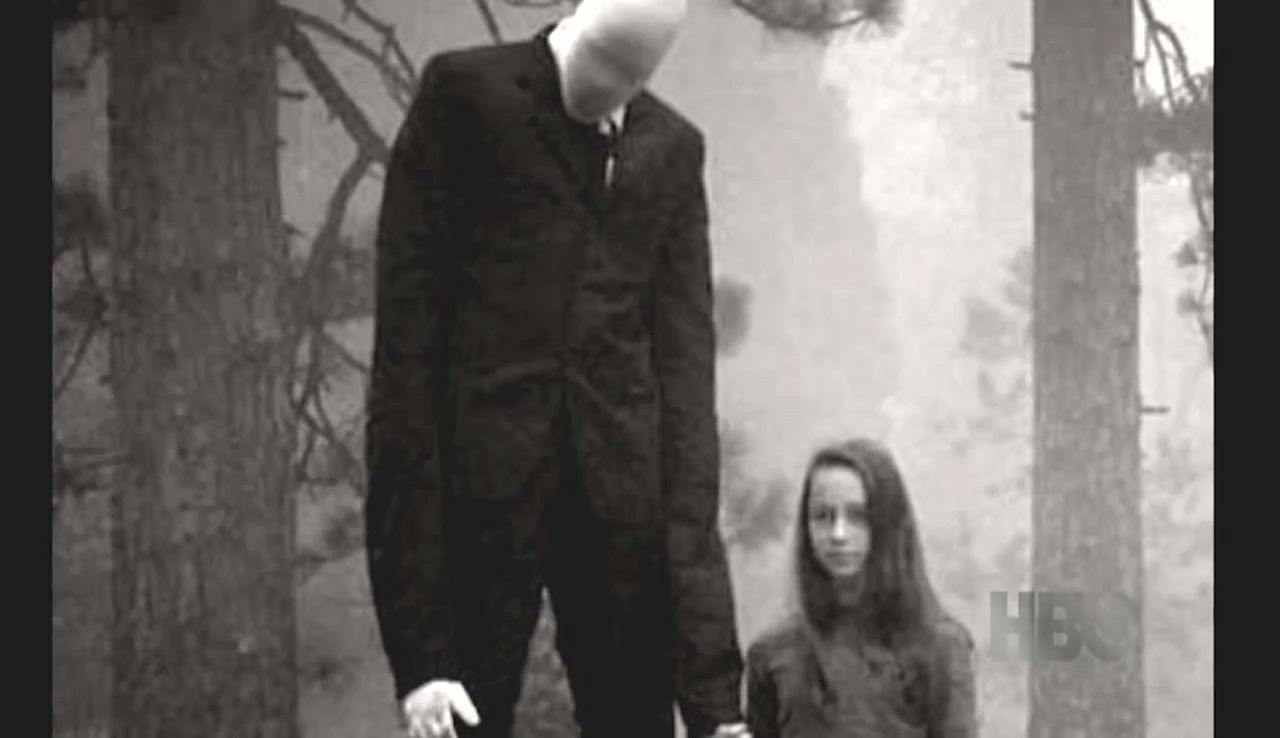 顔がつるつるの黒スーツで背が高く背中から触手が伸びて子どもをさらう スレンダーマン とは Gigazine