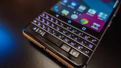 物理qwertyキーボード搭載の Blackberry がandroidスマホとして新登場 Gigazine