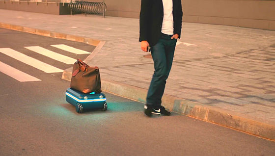 歩くと自動的に追尾してくれる  完全自律型ロボットスーツケース「Travelmate」
