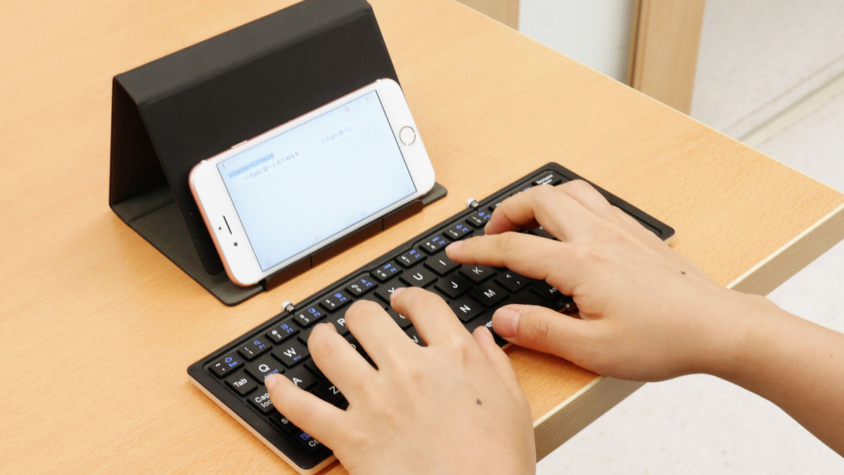 I tried using the foldable keyboard 'iClever IC-BK03' can to a smartphone wirelessly and type characters like PC - GIGAZINE