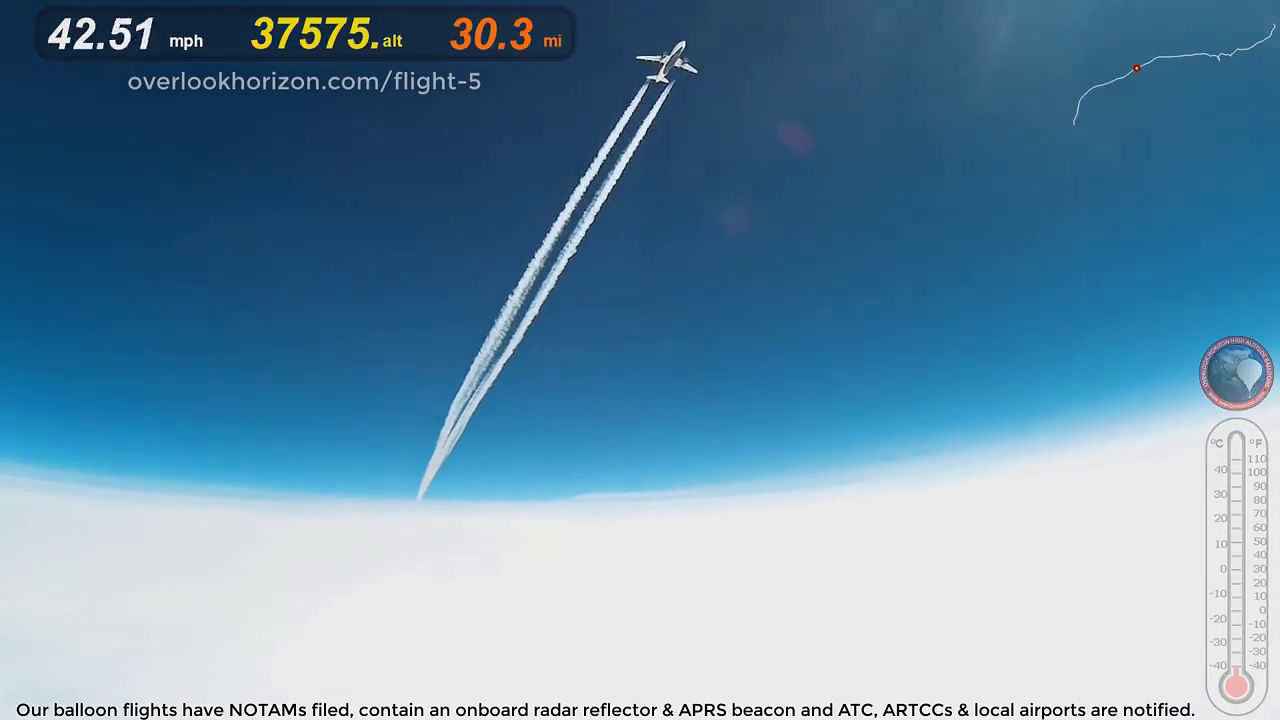 moord Geroosterd Tijdig A high altitude balloon near missed the Airbus A319 aircraft cruising  altitude 10,000 meters and a shocking shot from 150 meters below - GIGAZINE