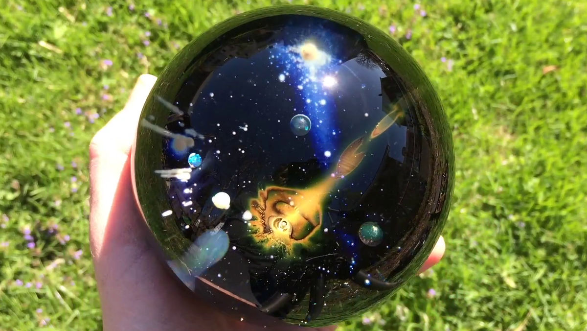 渦巻く銀河をガラス球の中にそのまま閉じ込めたような Galaxy Glass Orb は一体どのようにして作られるのか Gigazine