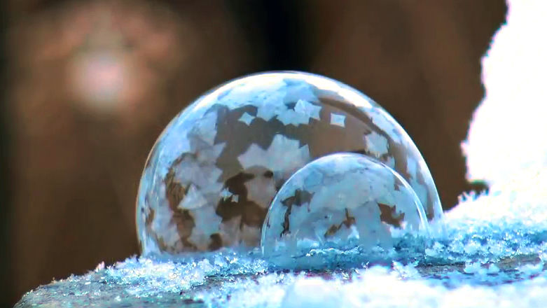 シャボン玉を凍らせて 天然のスノーグローブ を作る解説ムービー Gigazine