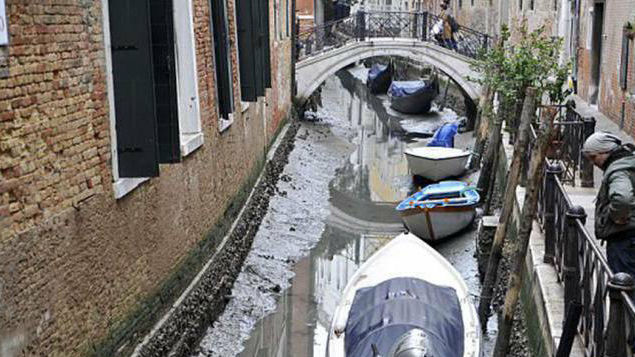 水の都 ヴェネツィアから水が消える事態に Gigazine