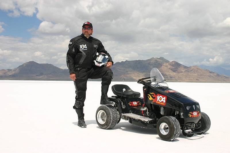 時速130キロの芝刈り機で世界記録を樹立 Gigazine