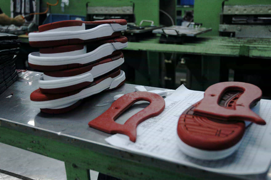 Завод найк. Завод Nike в Китае. Обувная фабрика Nike. Китайский производитель обуви. Обувная промышленность в Китае.