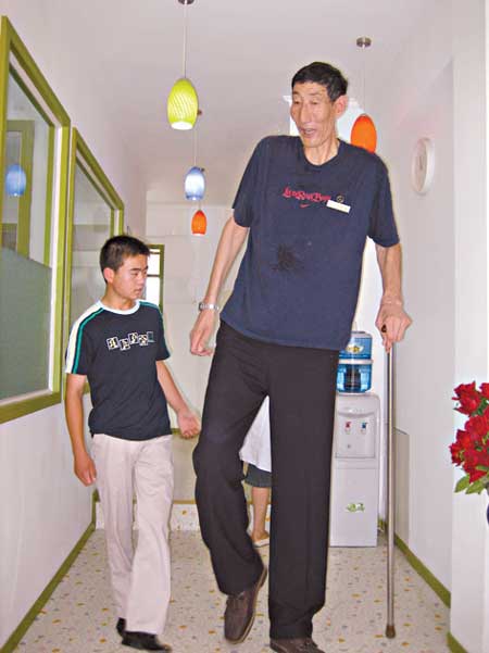 ギネスブックに載るほど背が高い二人の男性 Gigazine