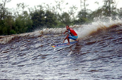 アマゾン川のポロロッカでサーフィンをする人々の写真やムービー - GIGAZINE