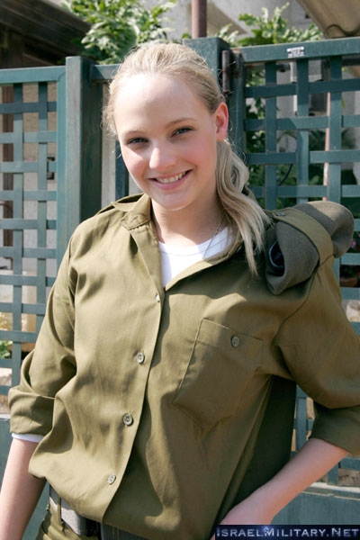 イスラエル軍に所属している女性兵士の写真