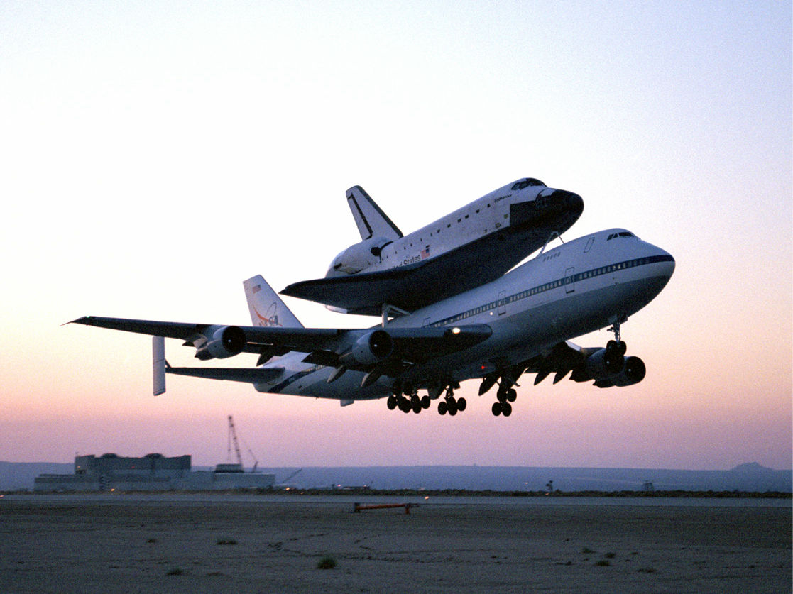 輸送機で運ばれるスペースシャトル画像