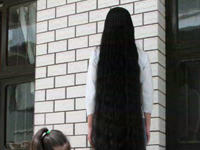 髪の毛が2メートル42センチある女性 Gigazine