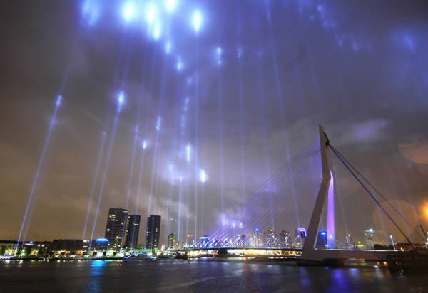 ロッテルダムに光の柱が出現 Gigazine