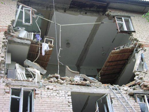 ガス爆発で吹き飛んだ家の写真 Gigazine