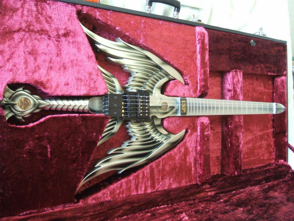 THE ALFEE結成20周年記念で作られた鋼鉄の羽を持つ剣型ギター - GIGAZINE