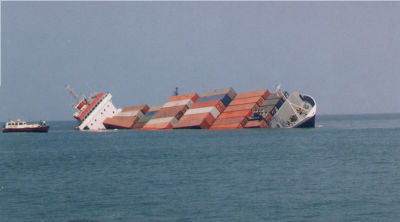 コンテナがつぶれたり船が大破したりしている海難事故の被害写真