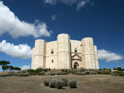 世界遺産でもある八角形の美しい城 カステル デル モンテ の写真 Gigazine