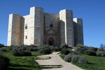 世界遺産でもある八角形の美しい城「カステル・デル・モンテ」の写真