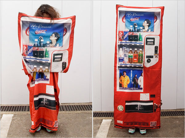 自動販売機に化けてストーカーをまくことができるスカート Gigazine
