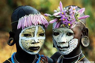 アフリカのカラフルな天然素材メイクをした女性の写真いろいろ Gigazine