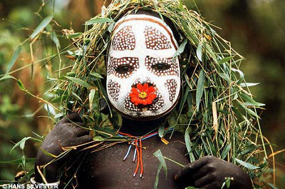 アフリカのカラフルな天然素材メイクをした女性の写真いろいろ Gigazine