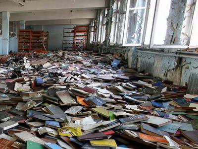 閉鎖して廃墟になったロシアの図書室 Gigazine