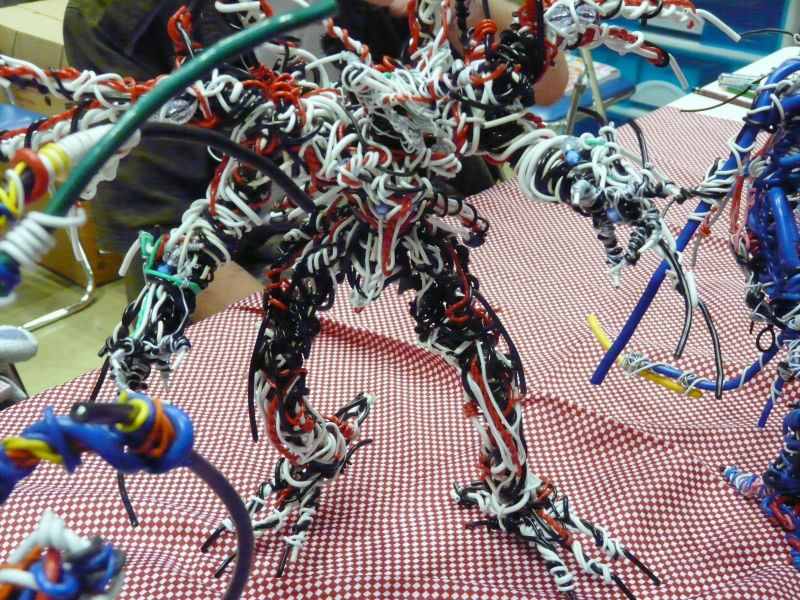 ハリガネをぐるぐる巻きにして作っためちゃくちゃカッコイイロボットたち Gigazine