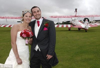 地上300メートルの飛行機の翼の上で結婚式をしたカップル Gigazine