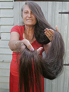 50年以上一度も髪を切らずに伸ばし続けた女性 Gigazine