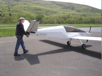 自動車よりも燃費がよい軽量小型飛行機 Electraflyer C Gigazine